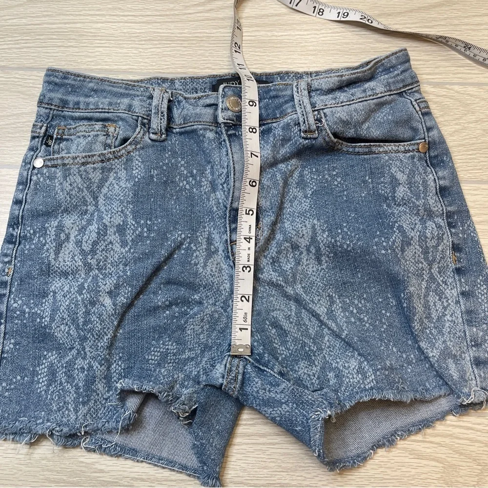 Judy Blue Mid Rise Snake Print Light Wash Blue Denim Jean Shorts Raw Hem Size M